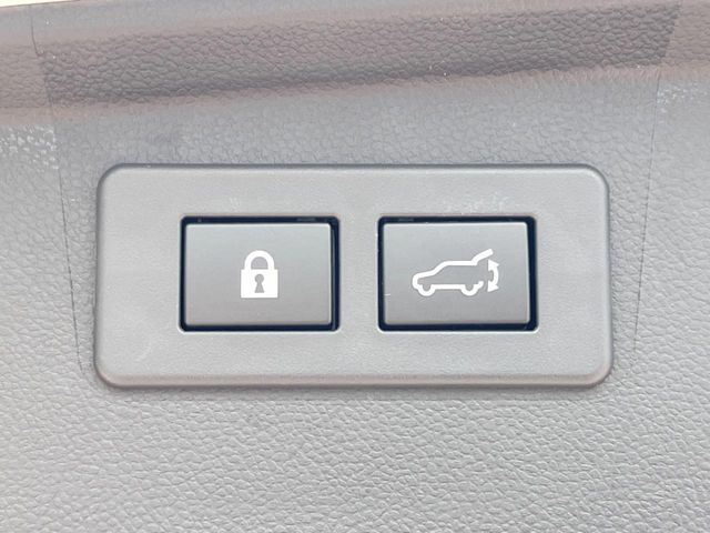 【ハンズフリーパワーバックドア】エンブレムに手をかざすとバックドアが自動で開閉♪両手が荷物でふさがっている時でもラクラク開閉操作が行えます!