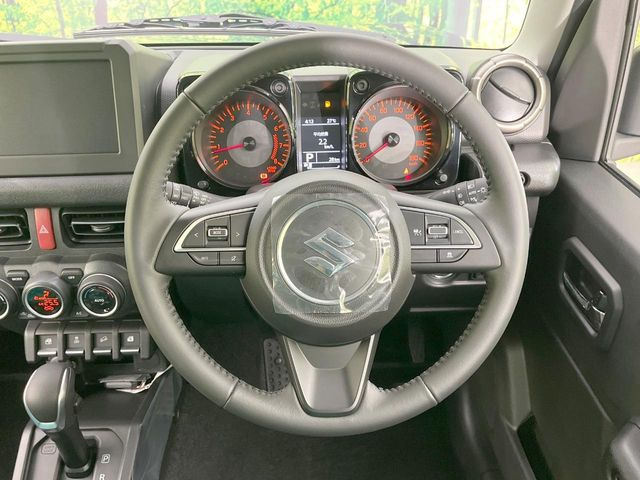 �C���e���A�ɍ��킹���f�U�C���̃X�e�A�����O�́A�^�]�������̂��Ƃ��l���A�^�]���₷���`��A�傫���ł��B�����x�A���ۂɐG���Ă��m���߂��������B