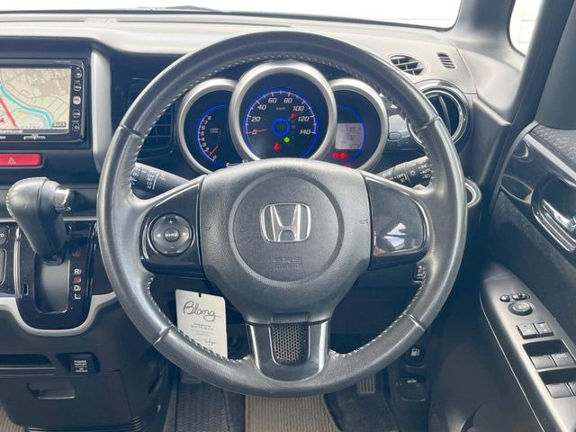 インテリアに合わせたデザインのステアリングは、運転される方のことも考え、運転しやすい形状、大きさです。是非一度、実際に触ってお確かめください。