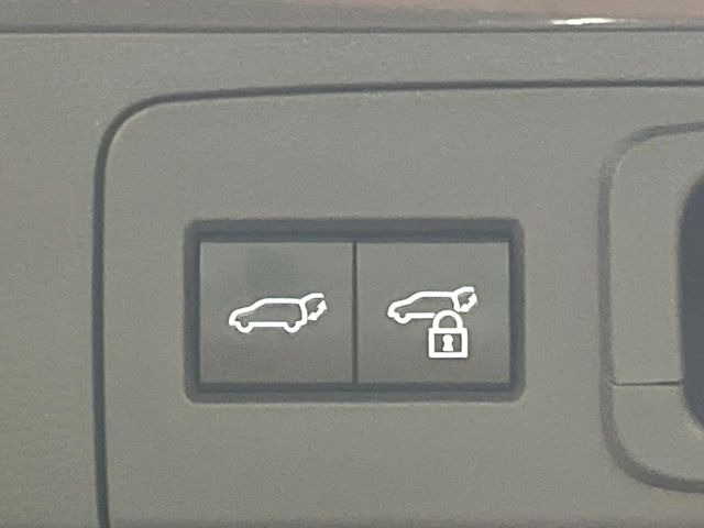 【パワーバックドア】スマートキーや運転席のボタンを押すだけでリアゲートが自動で開閉します!荷物を持っている時や、高い位置にあるバックドアを閉める際に便利な機能です♪