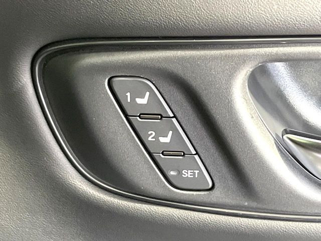 【メモリー機能付きパワーシート】ドライバーごとに設定したシート位置を記憶して、ボタン一つで切り替えできる便利な機能!運転する方が複数名いらっしゃるご家庭におすすめです♪