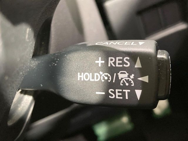 【レーダークルーズコントロール】高速道路での長距離走行が楽に!!自動で速度を保つクルーズコントロールが、衝突軽減システムと連携し、前方の車両を感知して車間を保つように速度調節してくれます!!