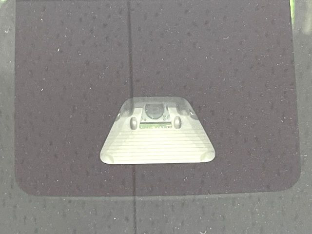 【スマートアシスト】走行中に前方の車両等を認識し、衝突しそうな時は警報とブレーキで衝突回避と被害軽減をアシスト。より安全にドライブをお楽しみいただけます。