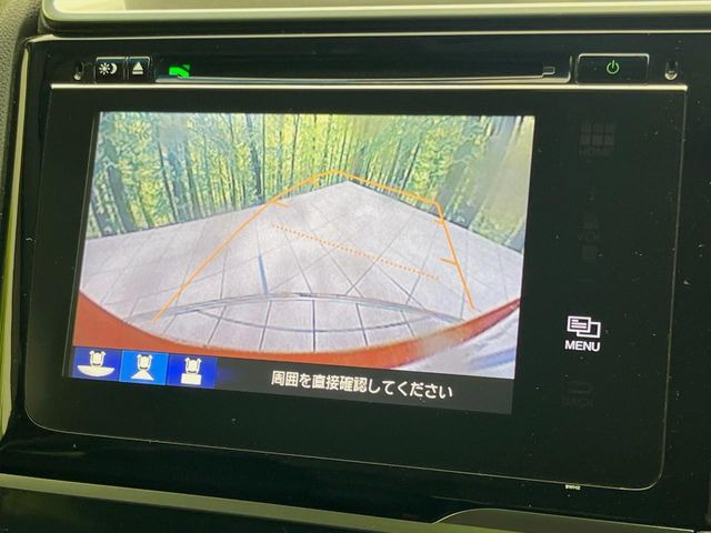 【バックカメラ】駐車時に後方がリアルタイム映像で確認できます。大型商業施設や立体駐車場での駐車時や、夜間のバック時に大活躍!運転スキルに関わらず、今や必須となった装備のひとつです!