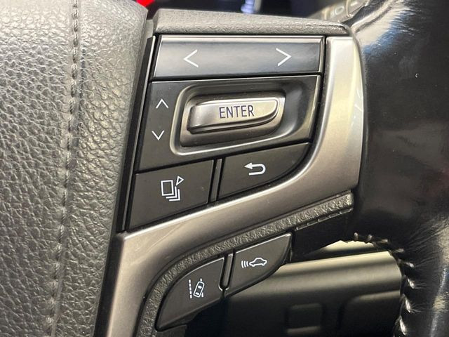 【レーントレーシングアシスト】高速道路走行時、車線からはみ出しそうになるとレーンの中央を走るようにステアリング操作をアシスト。より安全な運転をサポートしてくれます!