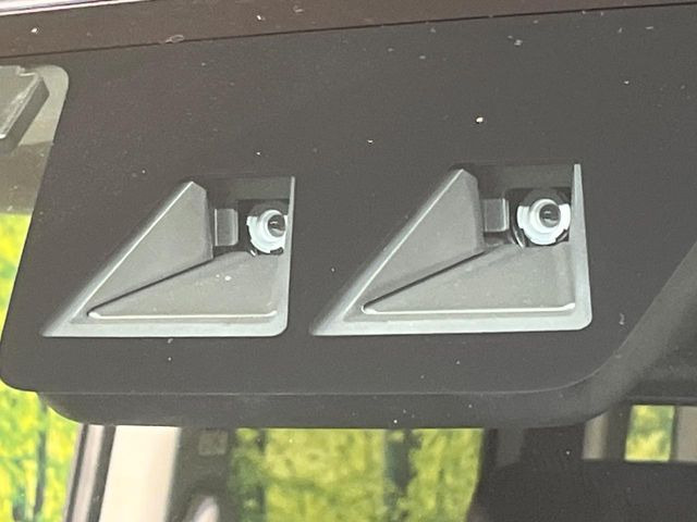 【スマートアシスト】走行中に前方の車両等を認識し、衝突しそうな時は警報とブレーキで衝突回避と被害軽減をアシスト。より安全にドライブをお楽しみいただけます。