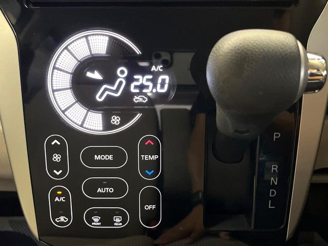 【オートエアコン】一度お好みの温度に設定すれば、車内の温度を検知し風量や温度を自動で調整。暑い&hellip;寒い&hellip;と何度もスイッチ操作をする必要はありません。快適な車内空間には必須の機能ですね♪