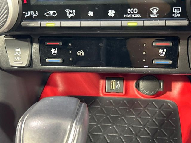 【シートヒーター&ベンチレーション】夏場は涼しい風でお尻や背中の熱やムレを防ぎ、冬はエアコンよりも早く温まってポカポカに!季節を問わず快適に過ごせます。
