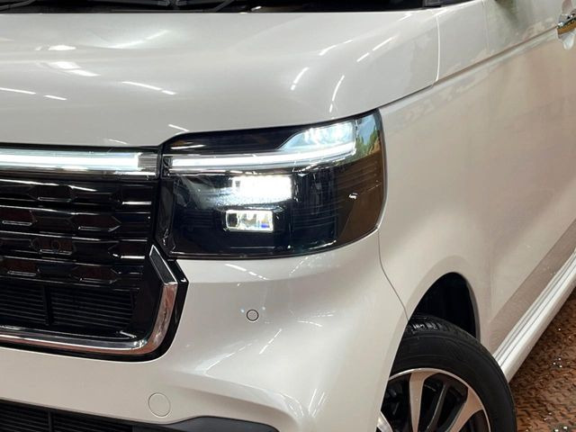 【LEDヘッドライト】悪天候や夜間走行時も良好な視界を確保し安心して運転できる高輝度LEDヘッドライトを装備!点灯速度が早く、消費電力も抑えられています。