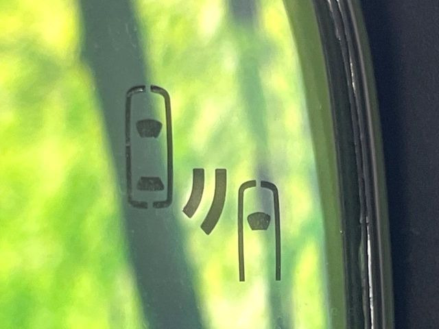 【ブラインドスポットモニター】走行中、ドアミラーの死角になりやすい箇所に後続車が接近するとサイドミラーのレンズに警告を表示!ドライバーに注意喚起をしてくれます。