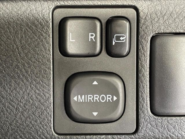 【電動格納ミラー】サイドミラーは電動格納式となっており、狭い駐車場でもキズがつくリスクを抑えられます。