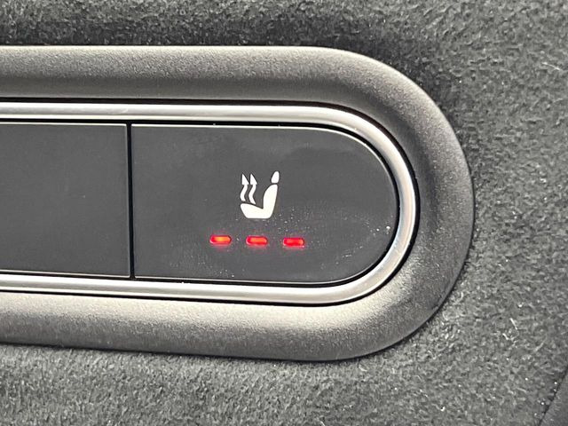 ●フロントシートヒーティング:運転席・助手席共に三段階で調節が可能なシートヒーターを装備しております。季節を問わず快適にご使用いただけます。