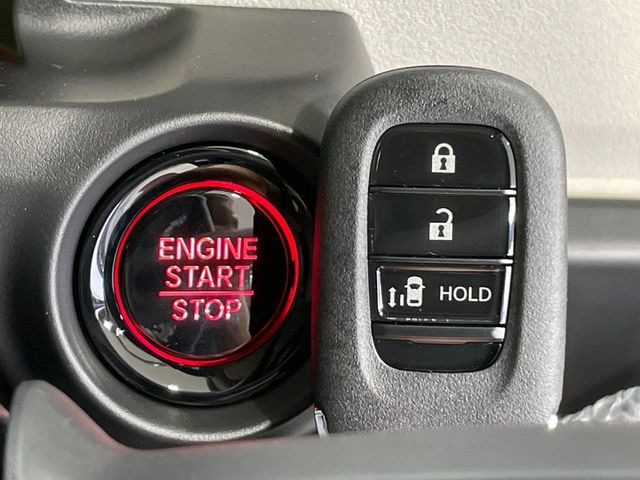 【Hondaスマートキー】カバンやポケットに入れたままでもドアの施錠・解錠が可能なスマートキーを装備。エンジンのオン・オフ時もカギを取り出す必要が無いからとっても便利です♪
