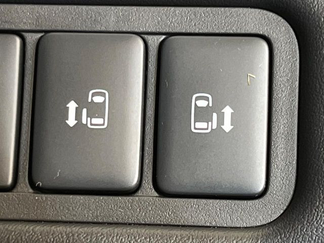 【両側スライドドア】駐車場で隣の車との間隔が狭く乗りにくい時、スライドドアなら安心!ドアオープン時も幅を取らず、開口部が広いので乗り降りがとっても簡単です。大きな荷物の出し入れも後席から可能♪