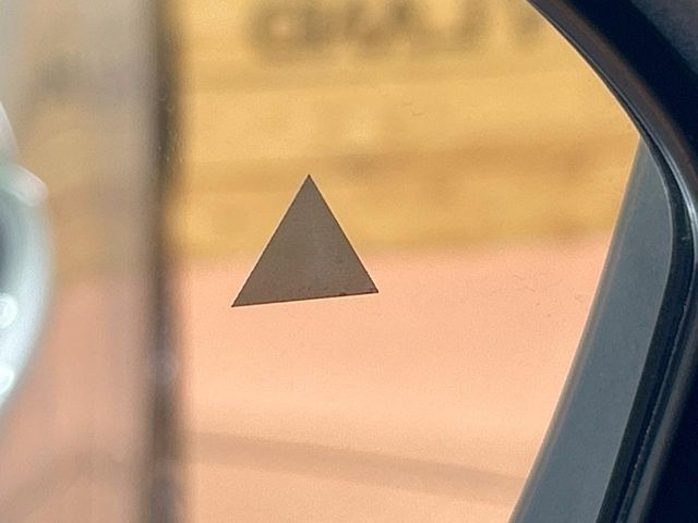 【後方車輛検知】走行中、ドアミラーの死角になりやすい箇所に後続車が接近するとサイドミラー付近に警告を表示、ドライバーに注意喚起をしてくれます。