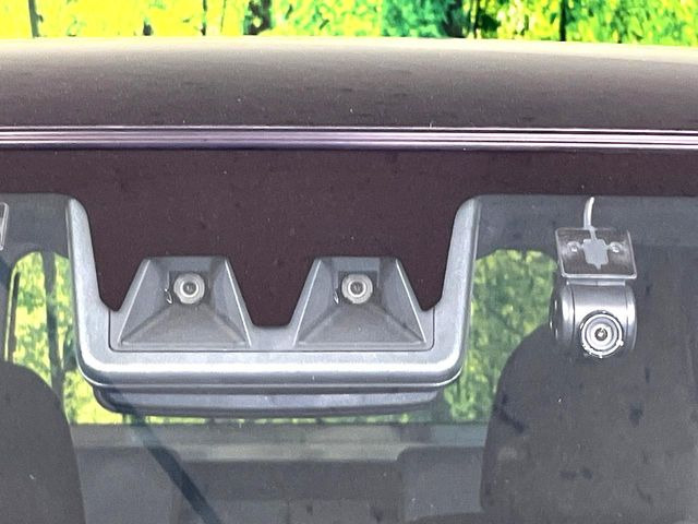 【スマートアシスト】走行中に前方の車両等を認識し、衝突しそうな時は警報とブレーキで衝突回避と被害軽減をアシスト。より安全にドライブをお楽しみいただけます。