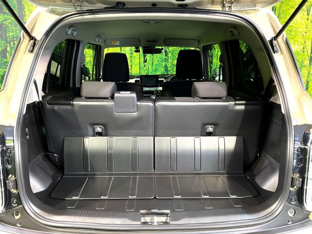 普段のお買い物や通勤、送迎等に十分な荷室スペースを確保しております。セカンドシートを倒すと、大きな荷物の積載も可能です♪