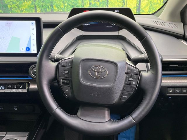 【ステアリングヒーター】冬場に冷たくなりやすい革巻きステアリングを、スイッチ一つで素早く適温に!エアコンよりも早く温まってくれるので、寒い日の運転も快適になりますね♪