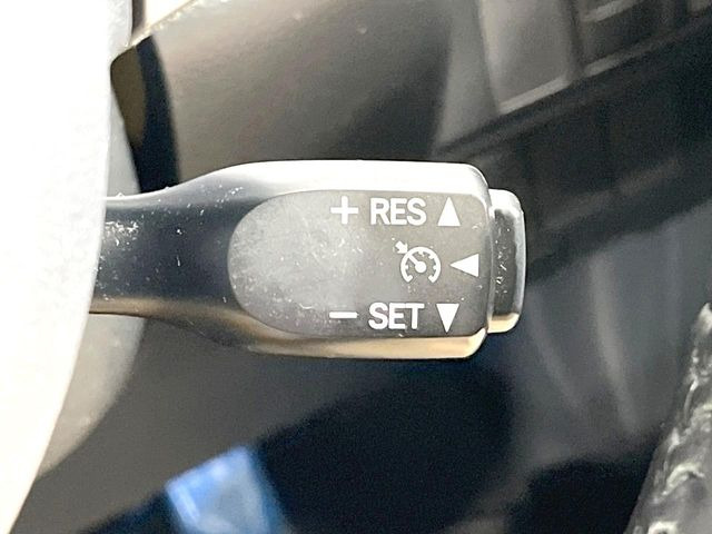 【クルーズコントロール】高速道路もラクラク走行。アクセルを離しても一定速度で走行ができ、長距離運転時の負担を軽減!加速・減速も簡単なスイッチ操作で調整できます。