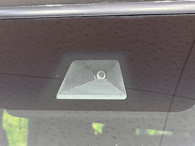 【ホンダセンシング】走行中に前方の車両等を認識し、衝突しそうな時は警報とブレーキで衝突回避と被害軽減をアシスト。より安全にドライブをお楽しみいただけます。