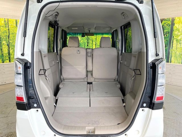 普段のお買い物や通勤、送迎等に十分な荷室スペースを確保しております。セカンドシートを倒すと、大きな荷物の積載も可能です♪