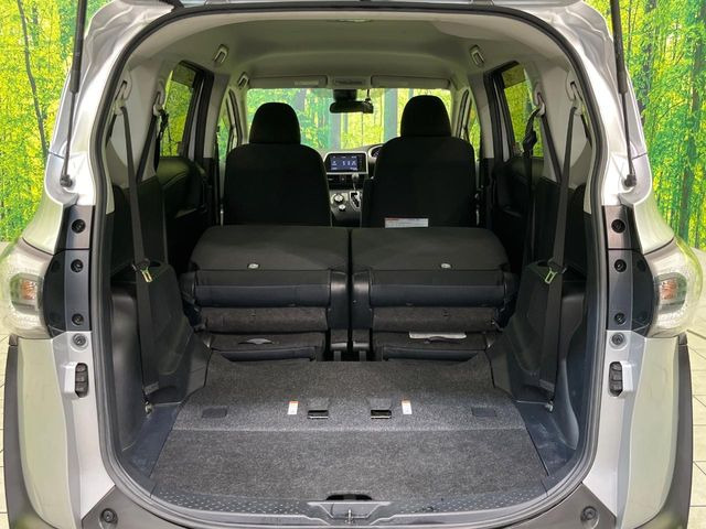 床下収納式のサードシートです。座席部分をコンパクトに収納でき、広大な荷室スペースとしてお使いいただけます!乗車人数や荷物の量など利用シーンに合わせて3列目を有効活用でき、とっても便利♪