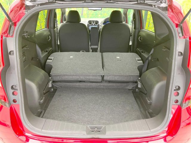 積み下ろしのしやすいデッキにはたっぷりと荷物を積み込んでいただけます。遊びから仕事まで、様々なシーンで頼れます♪