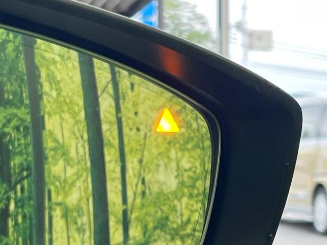 【ブラインドスポットモニタリング】走行中、ドアミラーの死角になりやすい箇所に後続車が接近するとサイドミラー付近に警告を表示、ドライバーに注意喚起をしてくれます。