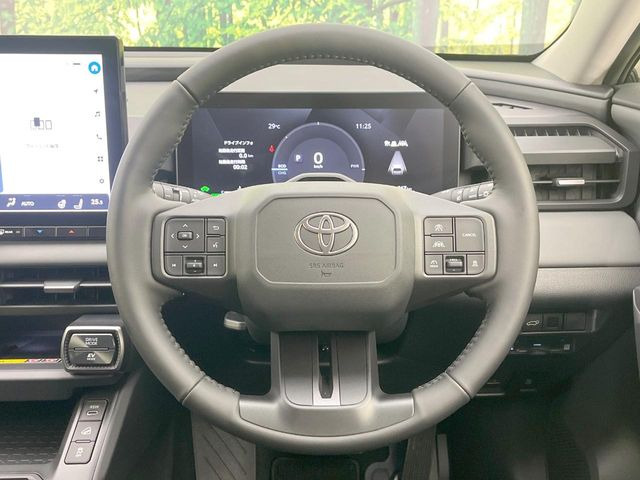 �C���e���A�ɍ��킹���f�U�C���̃X�e�A�����O�́A�^�]�������̂��Ƃ��l���A�^�]���₷���`��A�傫���ł��B�����x�A���ۂɐG���Ă��m���߂��������B