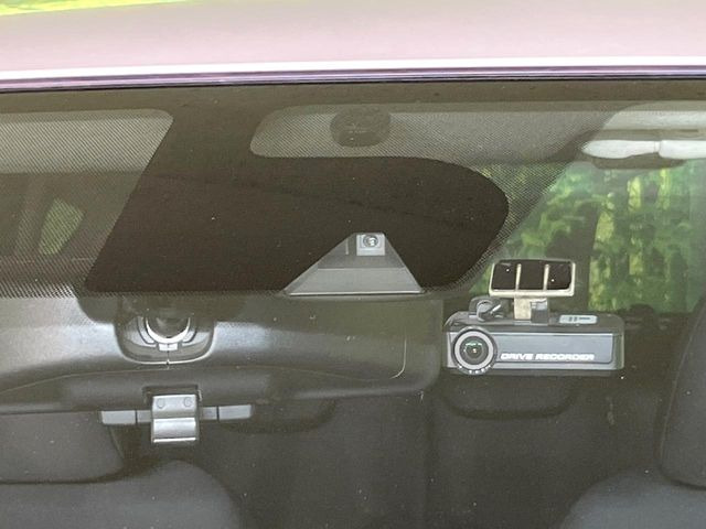【エマージェンシーブレーキ】走行中に前方の車両等を認識し、衝突しそうな時は警報とブレーキで衝突回避と被害軽減をアシスト。より安全にドライブをお楽しみいただけます。