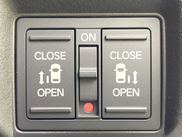 【両側パワースライドドア】スマートキーや運転席のスイッチで後席両側スライドドアの開閉が可能♪電動だから力を入れてドアを開ける必要が無く、小さなお子様でも簡単に開け閉めでき快適です♪