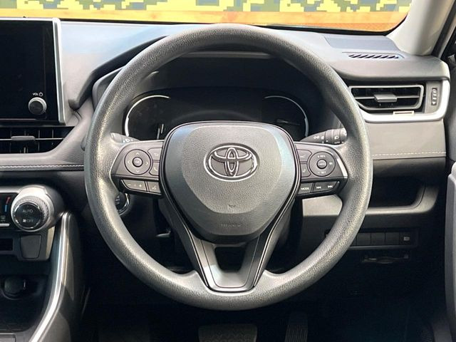 インテリアに合わせたデザインのステアリングは、運転される方のことも考え、運転しやすい形状、大きさです。是非一度、実際に触ってお確かめください。
