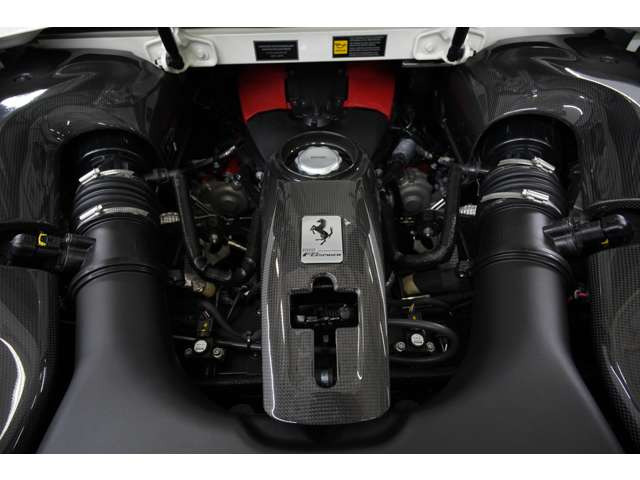 3.9L V�^8�C���c�C���^�[�{�A720ps/770Nm�A�S��&times;�S��&times;�S��mm 4611&times;1979&times;1206mm�A�ԗ��d�� 1400kg(�����d��)