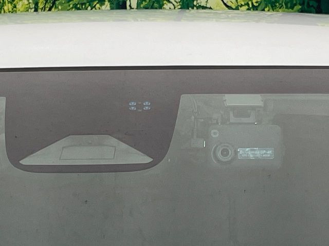 【ホンダセンシング】走行中に前方の車両等を認識し、衝突しそうな時は警報とブレーキで衝突回避と被害軽減をアシスト。より安全にドライブをお楽しみいただけます。