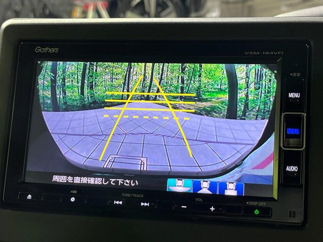 【バックカメラ】駐車時に後方がリアルタイム映像で確認できます。大型商業施設や立体駐車場での駐車時や、夜間のバック時に大活躍!運転スキルに関わらず、今や必須となった装備のひとつです!
