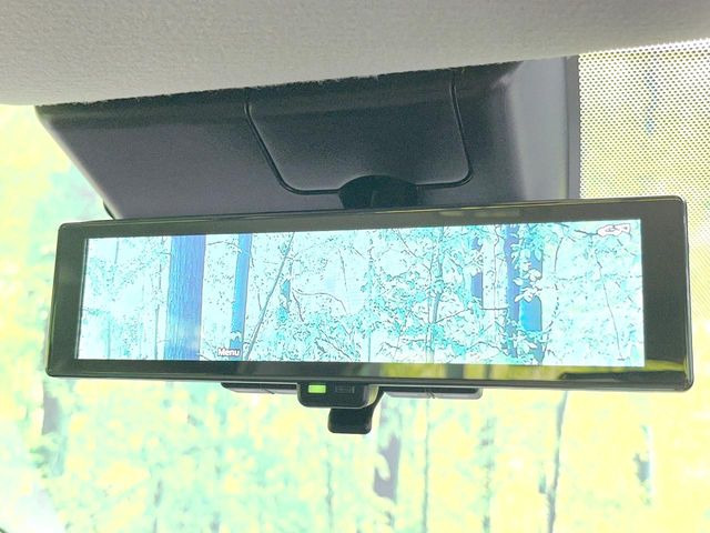 【インテリジェントルームミラー】後席の大きな荷物や同乗者で後方が確認しづらい時でも安心!カメラが撮影した車両後方の映像をルームミラー内に表示。クリアな視界で状況の確認が可能です!