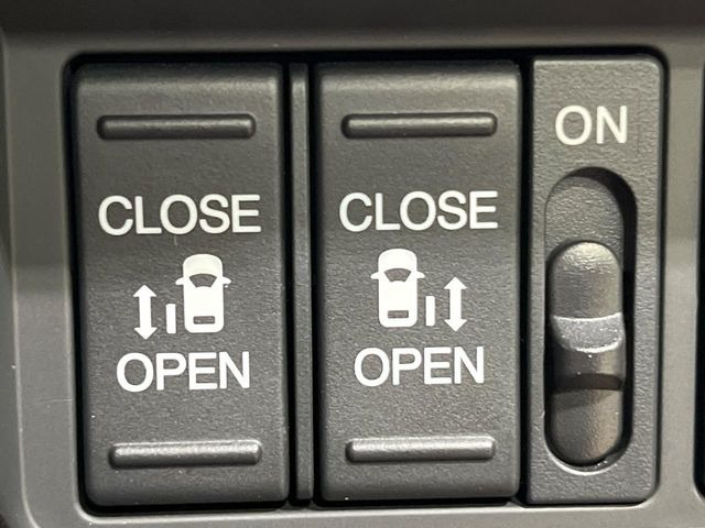 【両側パワースライドドア】スマートキーや運転席のスイッチで後席両側スライドドアの開閉が可能♪電動だから力を入れてドアを開ける必要が無く、小さなお子様でも簡単に開け閉めでき快適です♪