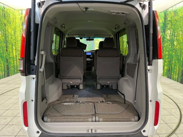 床下収納式のサードシートです。座席部分をコンパクトに収納でき、広大な荷室スペースとしてお使いいただけます!乗車人数や荷物の量など利用シーンに合わせて3列目を有効活用でき、とっても便利♪