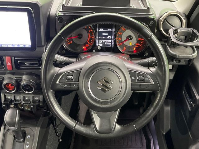 �C���e���A�ɍ��킹���f�U�C���̃X�e�A�����O�́A�^�]�������̂��Ƃ��l���A�^�]���₷���`��A�傫���ł��B�����x�A���ۂɐG���Ă��m���߂��������B