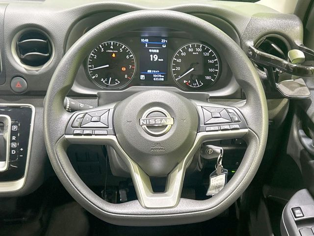 インテリアに合わせたデザインのステアリングは、運転される方のことも考え、運転しやすい形状、大きさです。是非一度、実際に触ってお確かめください。