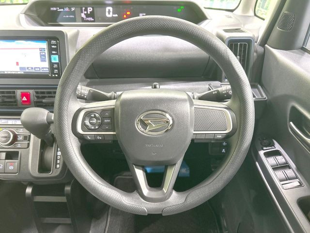 �C���e���A�ɍ��킹���f�U�C���̃X�e�A�����O�́A�^�]�������̂��Ƃ��l���A�^�]���₷���`��A�傫���ł��B�����x�A���ۂɐG���Ă��m���߂��������B