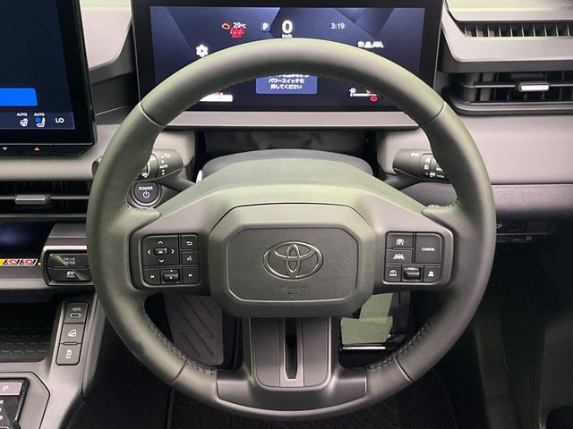 �C���e���A�ɍ��킹���f�U�C���̃X�e�A�����O�́A�^�]�������̂��Ƃ��l���A�^�]���₷���`��A�傫���ł��B�����x�A���ۂɐG���Ă��m���߂��������B