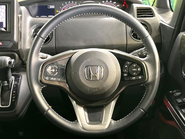 【純正革巻きステアリング】上質な革を使用することで、手にしっかり馴染みとても運転しやすいハンドルです♪