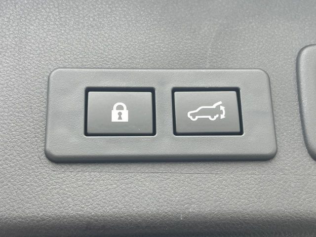 【パワーバックドア】スマートキーや運転席のボタンを押すだけでリアゲートが自動で開閉します!荷物を持っている時や、高い位置にあるバックドアを閉める際に便利な機能です♪