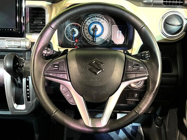 インテリアに合わせたデザインのステアリングは、運転される方のことも考え、運転しやすい形状、大きさです。是非一度、実際に触ってお確かめください。