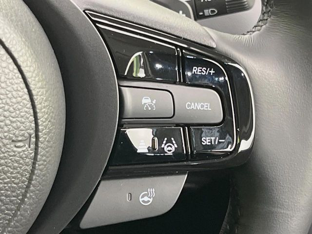 【アダプティブクルーズコントロール】高速道路での長距離走行が楽に!!自動で速度を保つクルーズコントロールが、衝突軽減システムと連携し、前方の車両を感知して車間を保つように速度調節してくれます!!