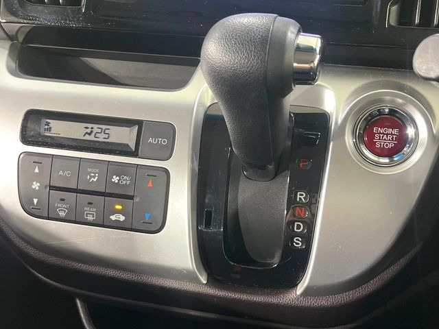 【オートエアコン】一度お好みの温度に設定すれば、車内の温度を検知し風量や温度を自動で調整。暑い&hellip;寒い&hellip;と何度もスイッチ操作をする必要はありません。快適な車内空間には必須の機能ですね♪