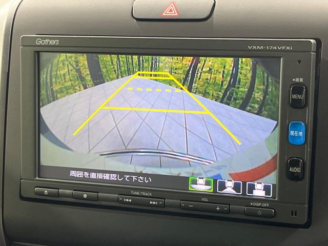 【バックカメラ】駐車時に後方がリアルタイム映像で確認できます。大型商業施設や立体駐車場での駐車時や、夜間のバック時に大活躍!運転スキルに関わらず、今や必須となった装備のひとつです!