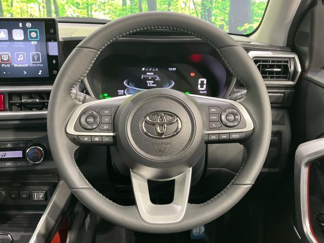 【レーダークルーズコントロール】高速道路での長距離走行が楽に!!自動で速度を保つクルーズコントロールが、衝突軽減システムと連携し、前方の車両を感知して車間を保つように速度調節してくれます!!