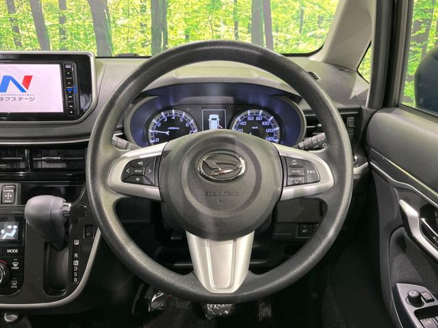 �C���e���A�ɍ��킹���f�U�C���̃X�e�A�����O�́A�^�]�������̂��Ƃ��l���A�^�]���₷���`��A�傫���ł��B�����x�A���ۂɐG���Ă��m���߂��������B